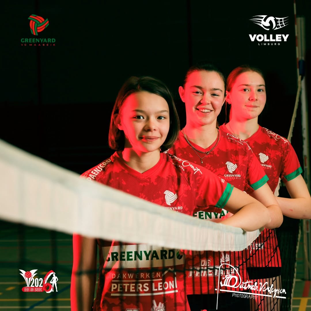 Janne, Fien and Emma at the net.