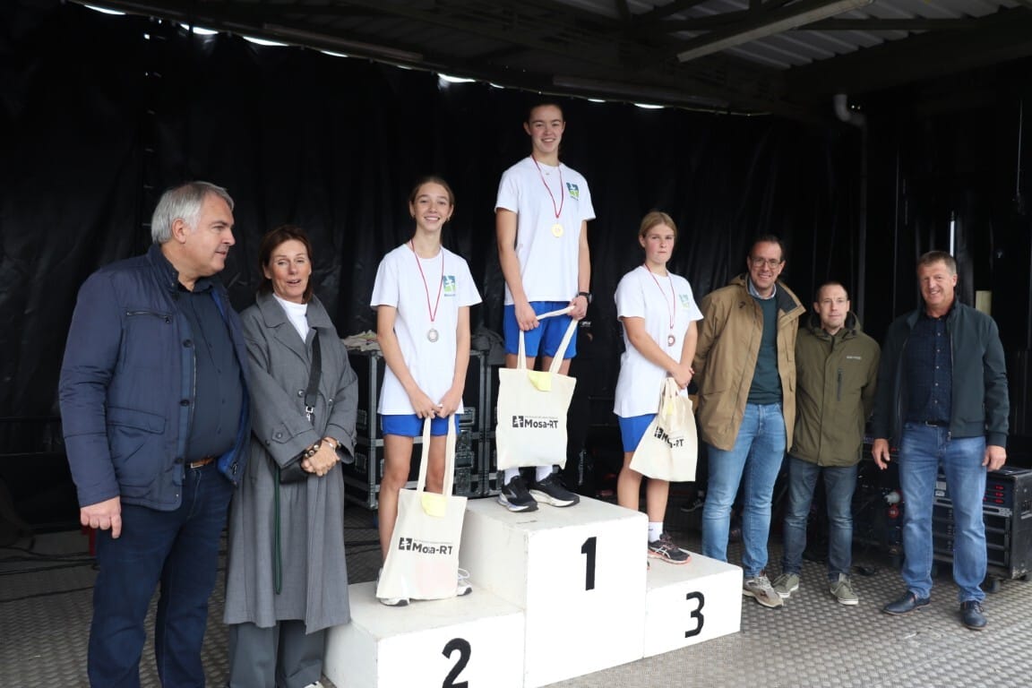 Fien on the first-place campusrun podium.
